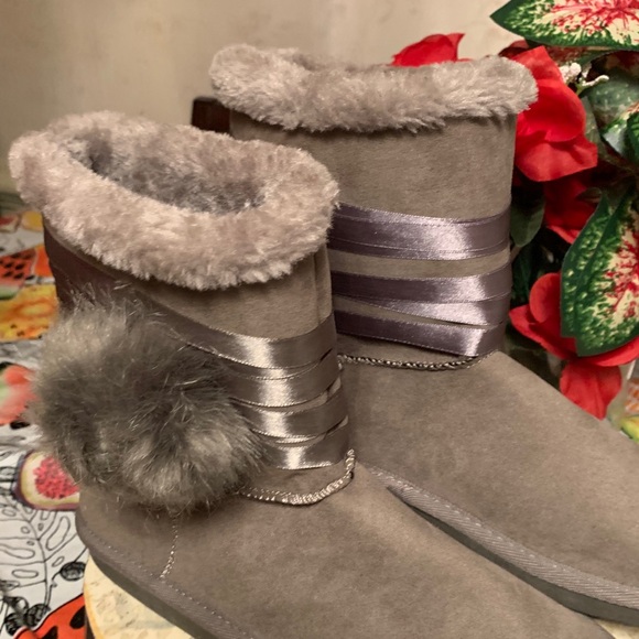 Ladies booties - Picture 1 of 6